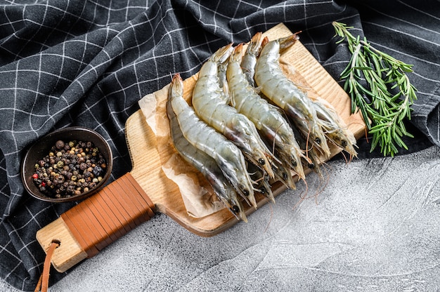 Świeża, surowa, gigantyczna krewetka langoustine. Szara powierzchnia. Widok z góry.