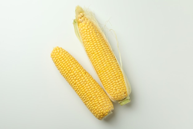 Świeża surowa kukurydza na białym tle, widok z góry
