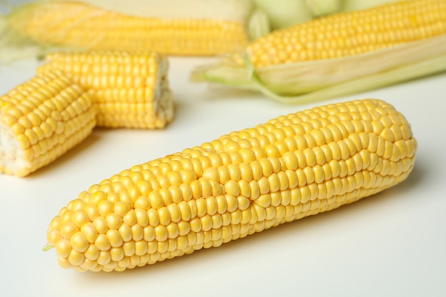 Świeża surowa kukurydza na białym tle, z bliska