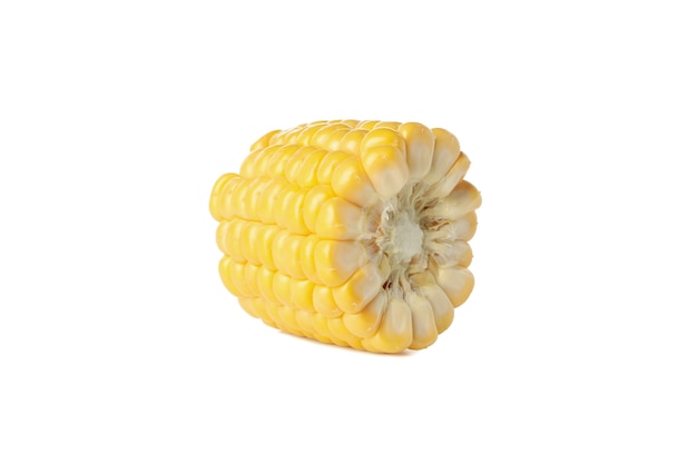 Świeża surowa kukurydza na białym tle