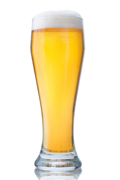 Świeża szklanka piwa pils z pianką i perełkami wody skondensowanej na białym tle