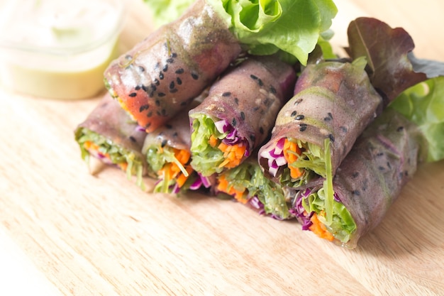 Zdjęcie Świeża wiosna rolka lub sałatka rolki mieszane przez warzyw tuńczyka z marchwi na deska do krojenia.