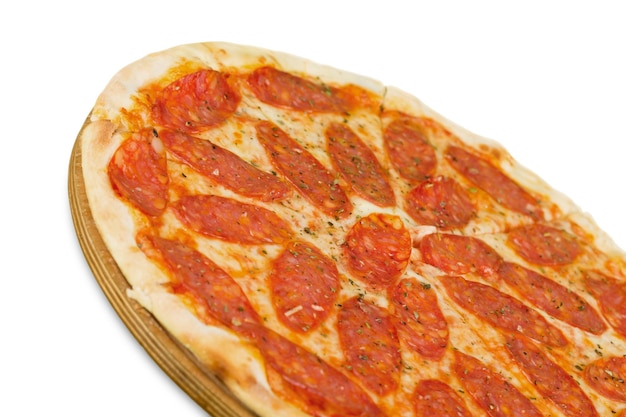 Świeża włoska klasyczna oryginalna pizza pepperoni na białym tle