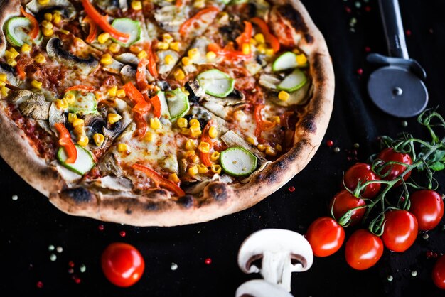 Zdjęcie Świeża włoska pizza z warzywami.