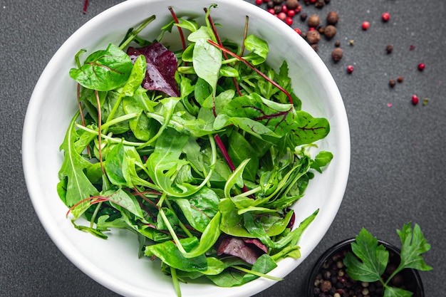 Świeża zielona sałata liście wymieszać zdrowy posiłek jedzenie przekąska na stole skopiuj miejsce tło żywności