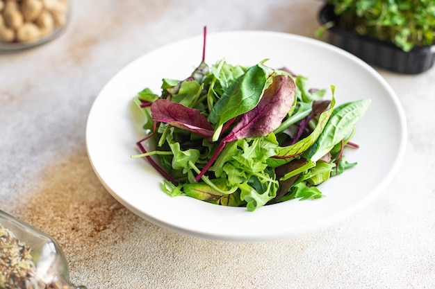 Świeża zielona sałata pozostawia w talerzu na stole zdrowy posiłek kopia przestrzeń jedzenie rustykalne