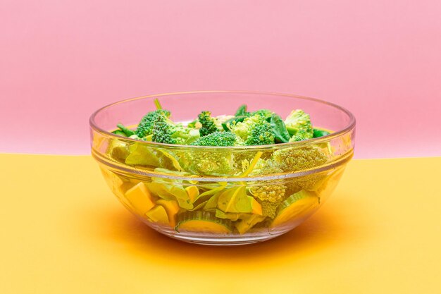 Świeża zielona sałata ze szpinaku i ogórka z awokado brokuły do detoksykacji organizmu