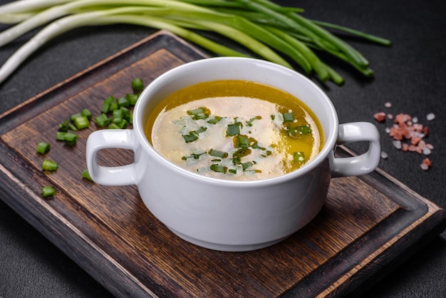 Zdjęcie Świeża zupa grochowa w misce na czarnym tle gotowanie w domu