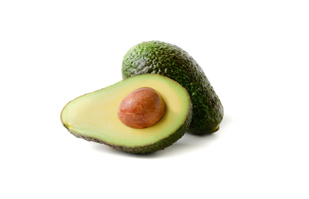 Świeże awokado. Pokrojona avocado owoc odizolowywająca na bielu