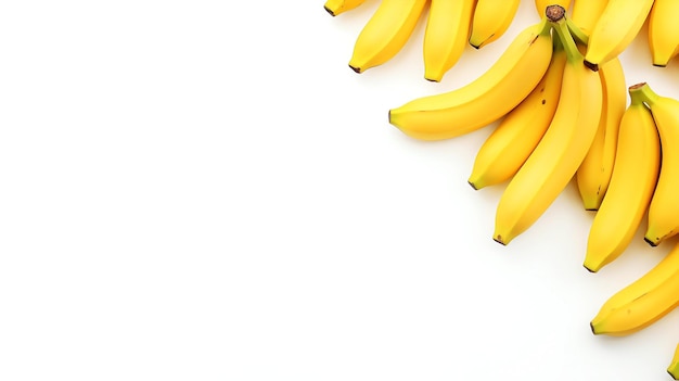 Świeże banany na białym tle