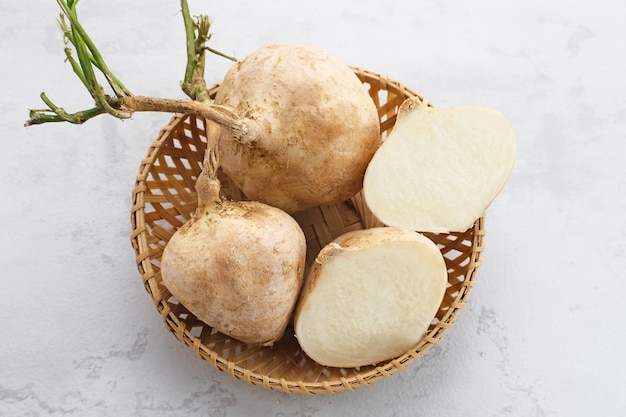 Świeże białe bulwy Jicama lub bengkoang, które można jeść jako sałatkę lub do maseczek na twarz