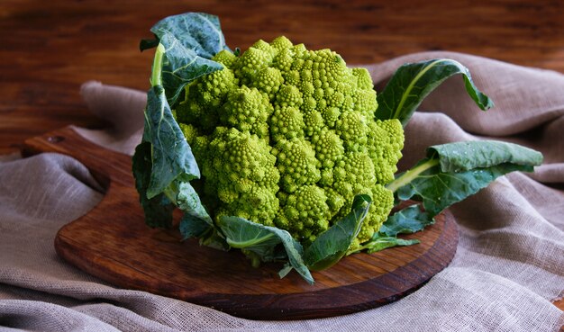 Zdjęcie Świeże brokuły romanesco na desce do krojenia