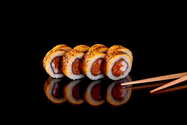 Świeże bułeczki sushi przygotowane z najlepszych gatunków ryb i owoców morza