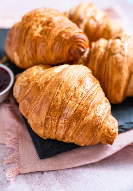 Świeże Chrupiące Rogaliki Z Dżemem Francuskie Croissant Domowe Wypieki Na Smaczne śniadanie