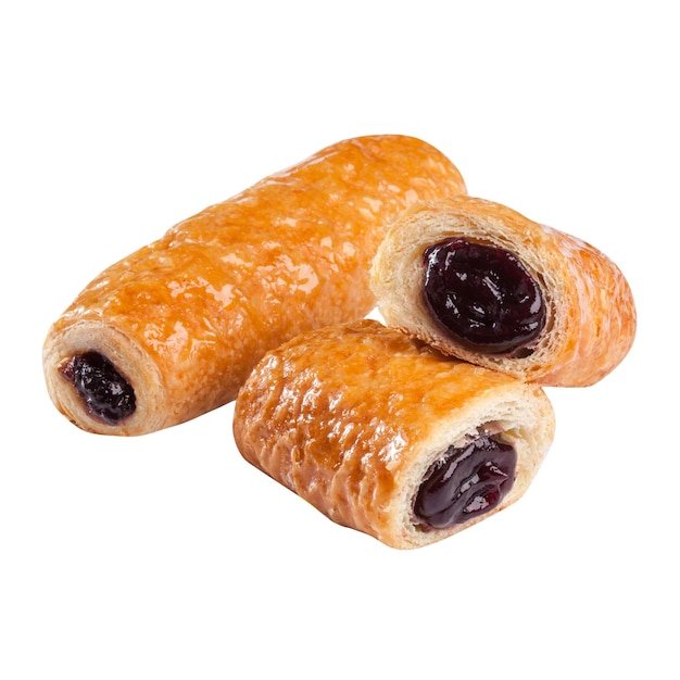 Świeże ciasta francuskie z nadzieniem powidłowym na białym tle