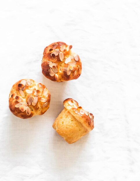 Świeże ciastka, bułeczki brioche na jasnym tle, widok z góry