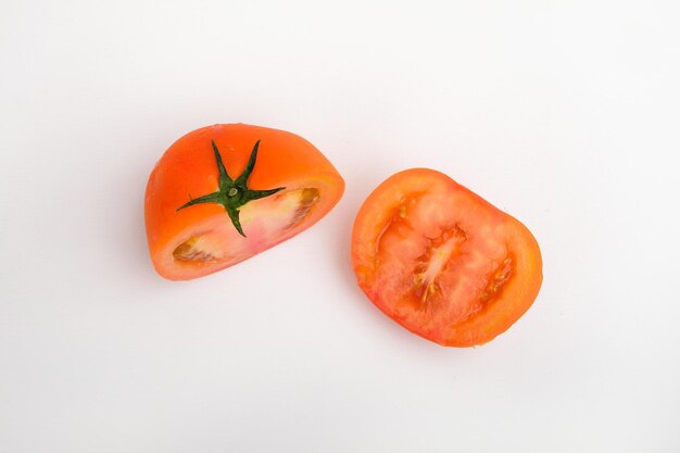 Świeże cięte pomidory na białym tle widok z góry