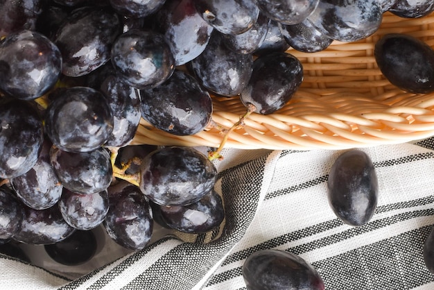 Świeże czarne rodzynki winogron bez pestek na białym marmurowym stole