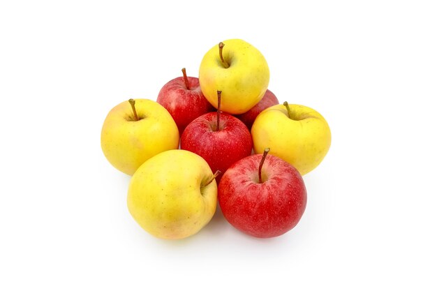 Świeże czerwone i żółte owoce jabłka na białym tle