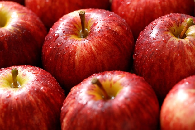Świeże czerwone jabłko tekstura tło w supermarkecie
