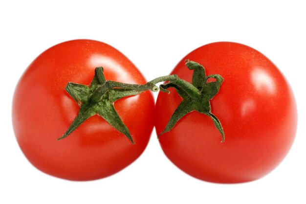 Świeże czerwone pomidory na białym tle