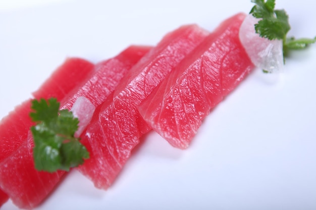 Zdjęcie Świeże dobre mięso z tuńczyka na białym tle