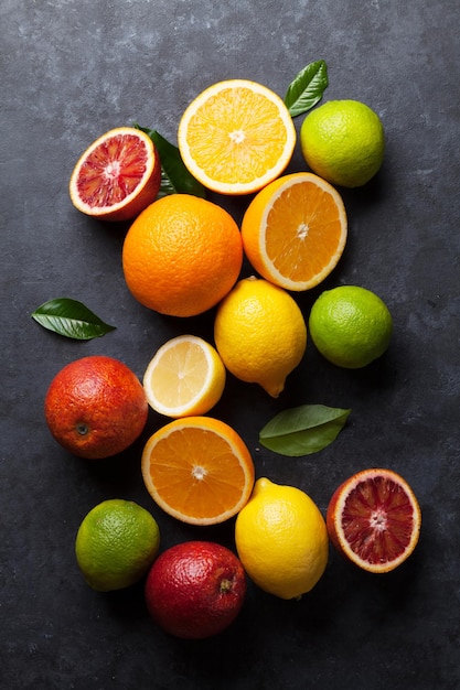 Świeże dojrzałe cytrusy Cytryny, limonki i pomarańcze