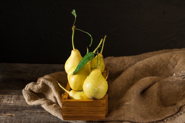 Świeże dojrzałe organicznie bonkrety na nieociosanym drewnianym stole, naturalny tło, jarosz, diety jedzenie