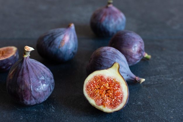 Świeże dojrzałe owoce figowe na czarnym tle