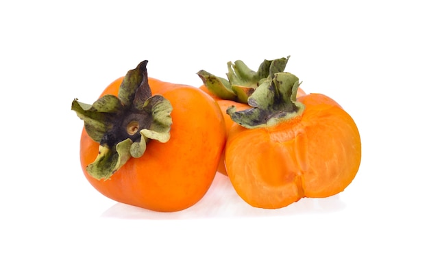 Świeże, dojrzałe persimmons na białym tle na białej powierzchni