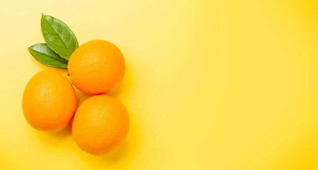 Świeże Dojrzałe Pomarańcze Cytrusowe Na żółtym Tle