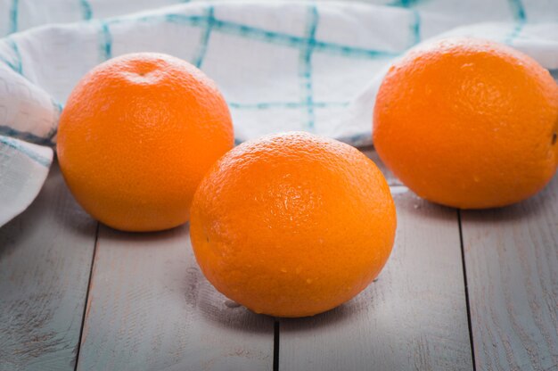 Świeże dojrzałe pomarańcze na stole naturalne światło