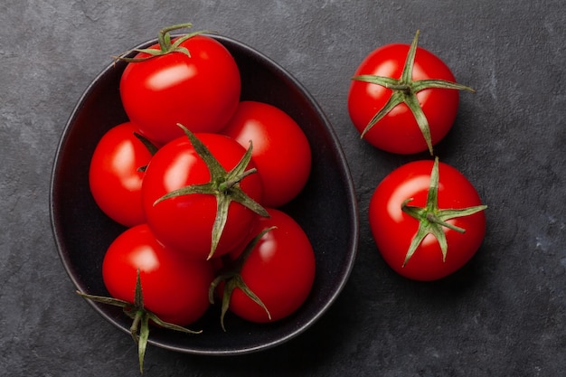Świeże dojrzałe pomidory w misce