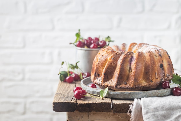 Świeże Domowe Ciasto Bundt Z Wiśnią Na Drewnianym Stole