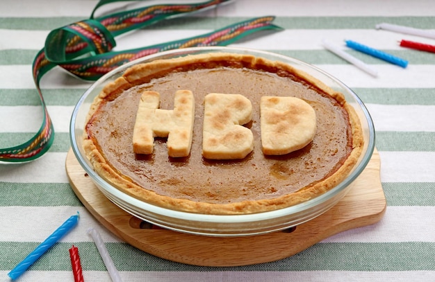 Zdjęcie Świeże, domowe ciasto z dyni z alfabetami hbd na urodziny.
