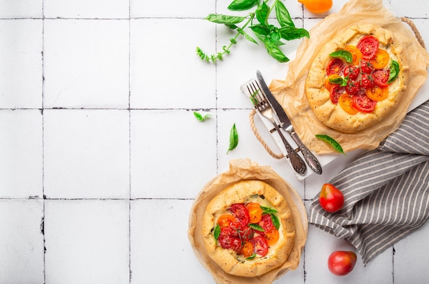 Świeże domowe galette z pomidorami, serem ricotta i bazylią