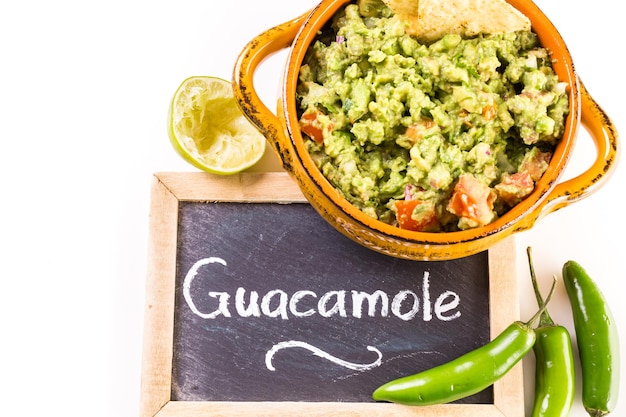 Świeże domowe guacamole w misce. w misce.