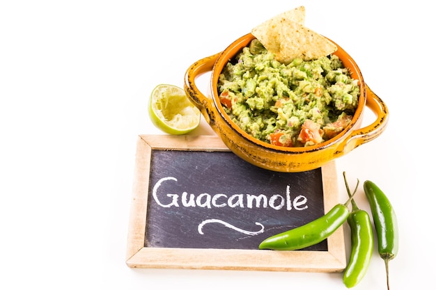 Świeże domowe guacamole w misce. w misce.