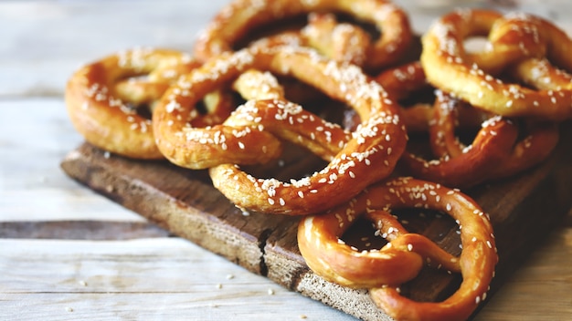 Świeże, Domowe Precle Na Powierzchni Drewnianych. Symbol Oktoberfest.