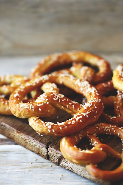 Świeże, domowe precle na powierzchni drewnianych. Symbol Oktoberfest.