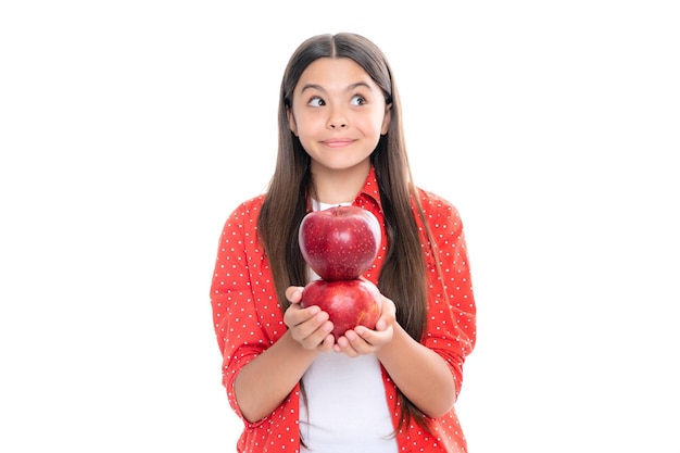 Świeże duże czerwone jabłko Nastolatek dziewczyna trzyma jabłka na białym tle studyjnym Odżywianie dzieci Portret szczęśliwej uśmiechniętej nastoletniej dziewczyny