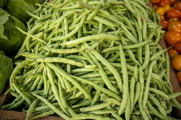 Świeże fasolki szparagowe na rynku rolników