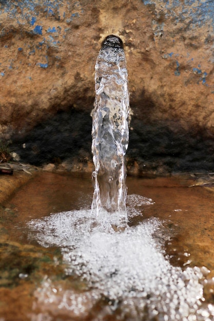 Świeże górskie wody górskiej fontanny