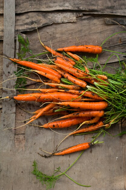 Świeże gospodarstwo marchew organicznych zbiorów drewniane tła