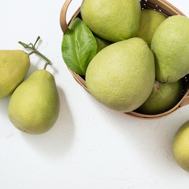 Świeże grejpfrutowe pomelo pummelo shaddock na białym tle owoce na festiwal Midautumn widok z góry płasko leżał