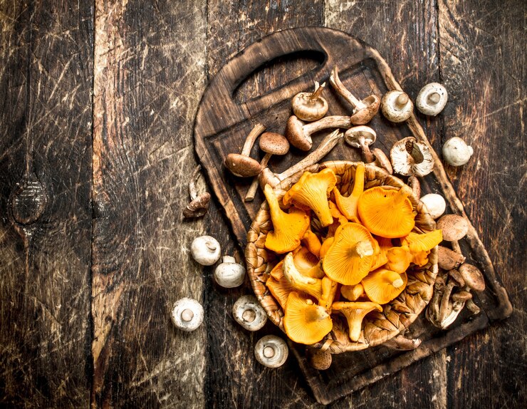 Zdjęcie świeże grzyby, agarics miód i kurki.