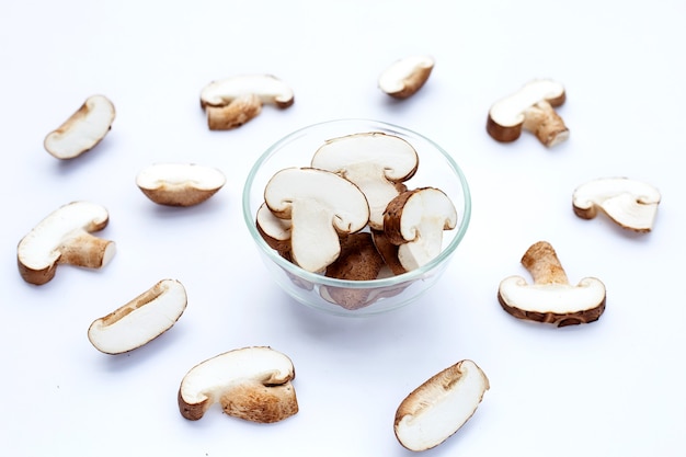 Świeże grzyby shiitake na białej powierzchni