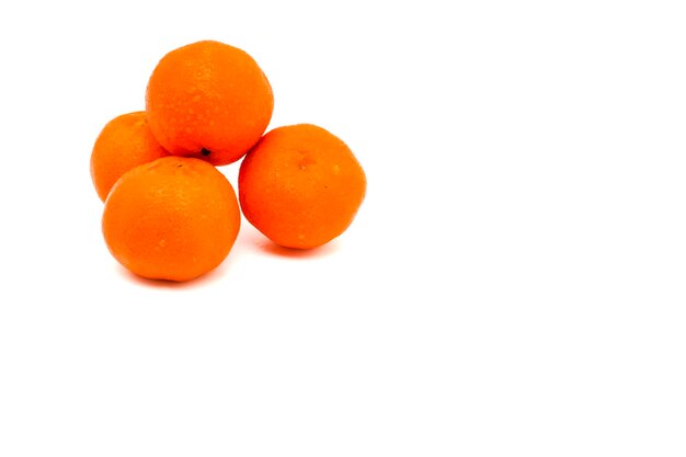 Świeże i dojrzałe całe pomarańcze na białym tle z miejsca na kopię