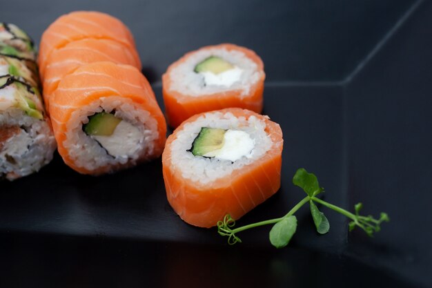 Świeże I Pyszne Sushi Maki Podawane Na Czarnym Talerzu