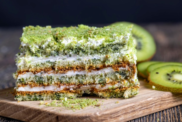 Zdjęcie Świeże i słodkie zielone ciasto z plasterkami zielonego kiwi